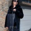 Дамски олекотен кожух от ГОЯ Leather. Нов модел, изключително лек дамски кожух с права кройка стил оверсайз. Изработен е от агнешка тула с покритие напалан, предпазващо от влага. Моделът е с прикачени външни джобове и неподвижна качулка. Страничните ципове на кожуха подсилват комфорта при носене. Кожух с модерна визия, лек и комфортен за носене.