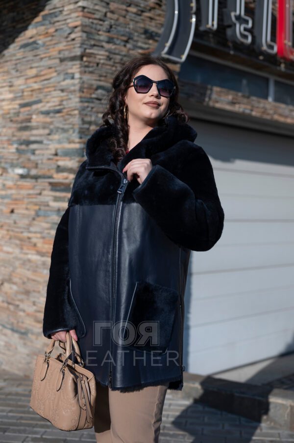 Дамски олекотен кожух от ГОЯ Leather. Нов модел, изключително лек дамски кожух с права кройка стил оверсайз. Изработен е от агнешка тула с покритие напалан, предпазващо от влага. Моделът е с прикачени външни джобове и неподвижна качулка. Страничните ципове на кожуха подсилват комфорта при носене. Кожух с модерна визия, лек и комфортен за носене.