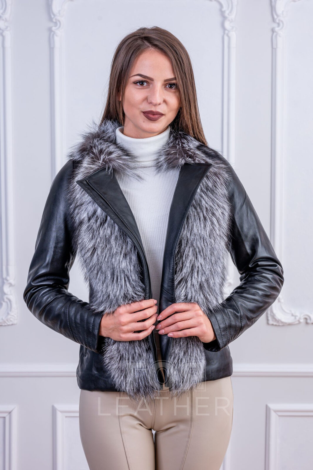 Дамско кожено яке с лисица Silver fox от ГОЯ Leather. Вталено дамско яке от качествена агнешка напа с гарнитура от натурална сребърна лисица.