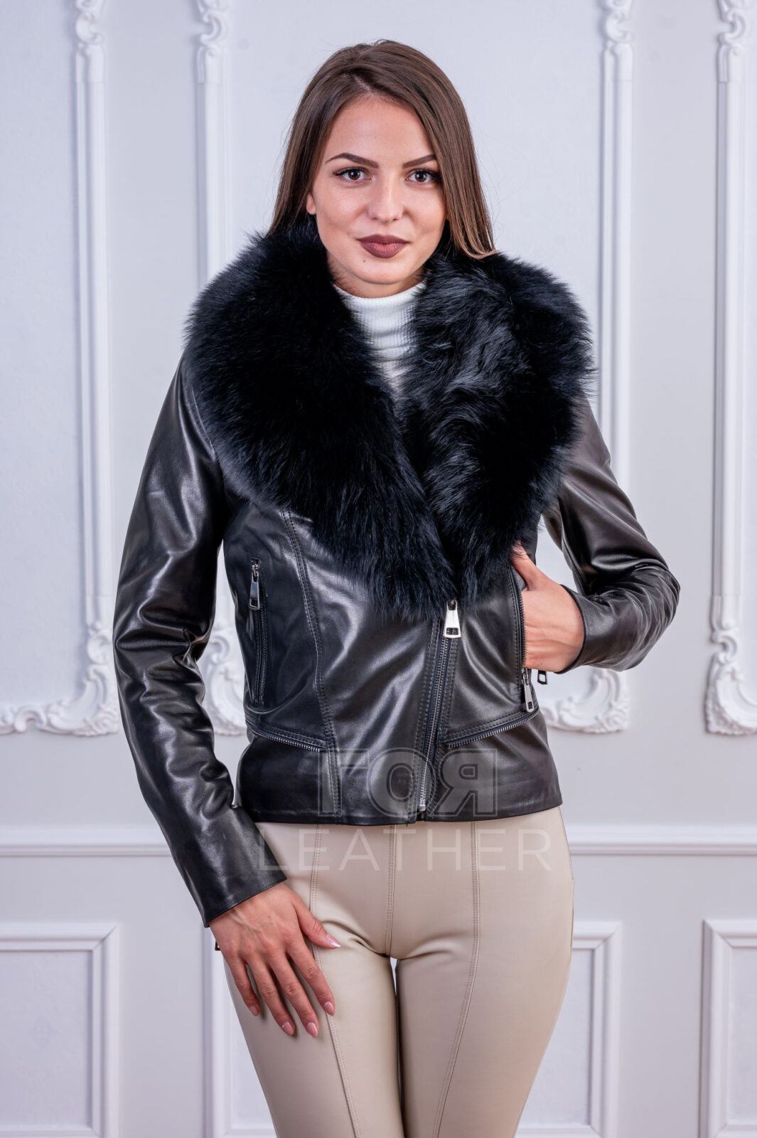 Дамско кожено яке с подвижна яка от лисица от ГОЯ Leather. Втален дамски модел кожено яке с подвижна яка от лисица.