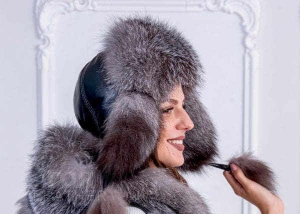 Дамска шапка от лисица. Моделът е изработен от 100% естествена кожа, агнешка напа и натурална сребърна лисица.
