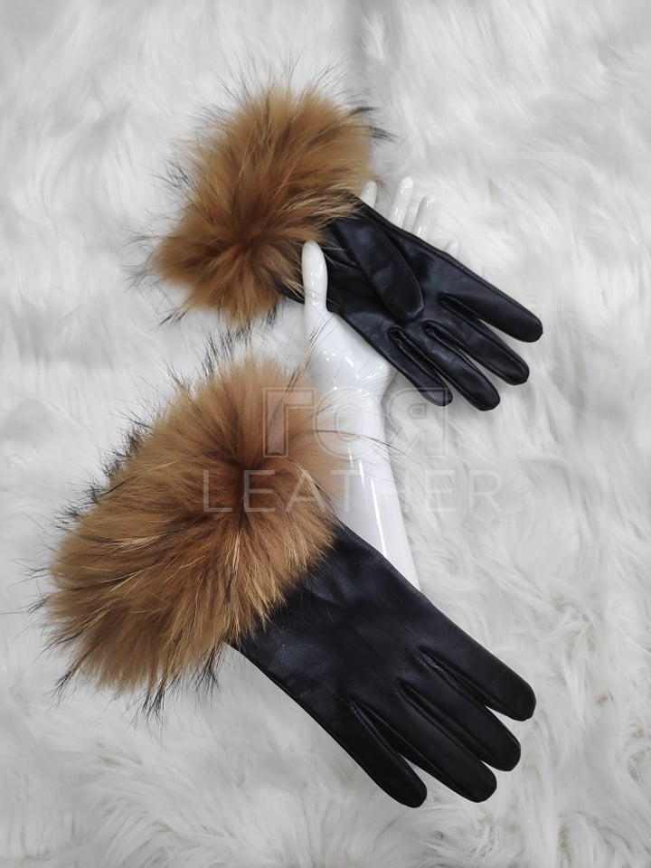 Дамски ръкавици R-08 с натурален енот от ГОЯ Leather. Изработени от 100% естествена кожа с гарнитура от натурален енот.