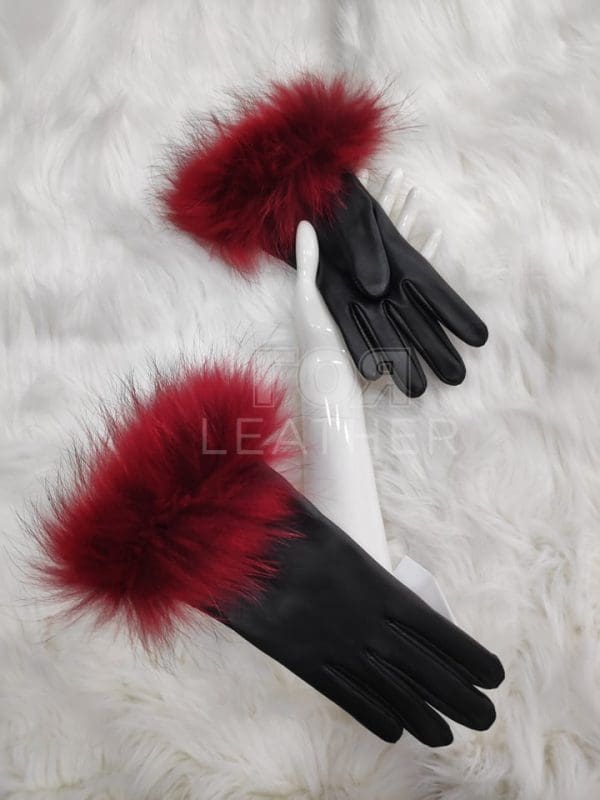Дамски кожени ръкавици R-08-Red fox от ГОЯ Leather. Дамски кожени ръкавици от естествена кожа с гарнитура от лисица.