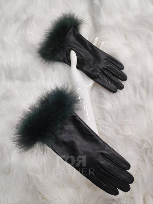 Дамски кожени ръкавици R-08 от ГОЯ Leather. Дамски кожени ръкавици от естествена кожа с гарнитура от лисица.