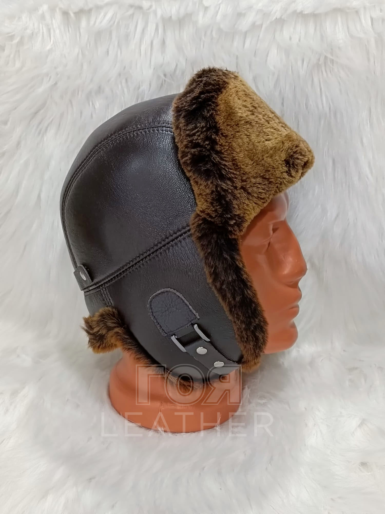 Кожена шапка ушанка от ГОЯ Leather. Изработена от агнешка напа в комбинация с агнешка тула. Моделът е подходящ и за мъже, и за жени.