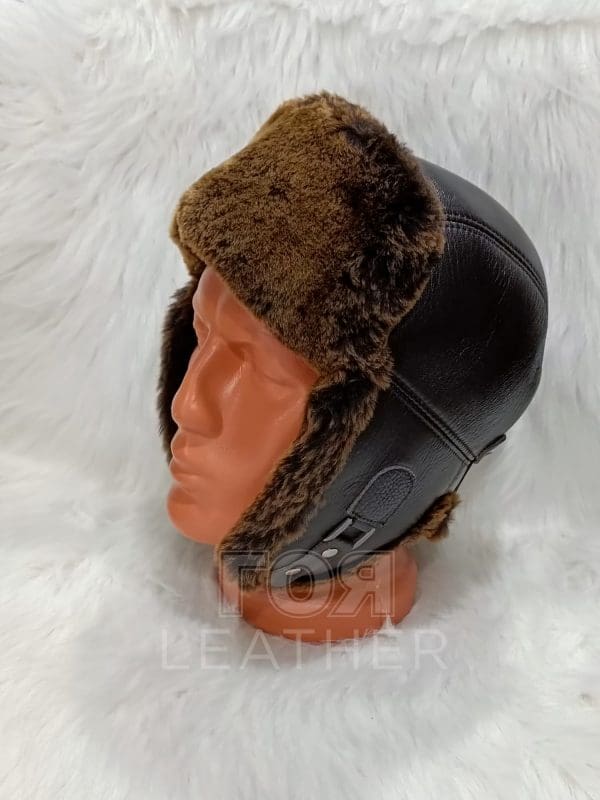 Кожена шапка ушанка от ГОЯ Leather. Изработена от агнешка напа в комбинация с агнешка тула. Моделът е подходящ и за мъже, и за жени.