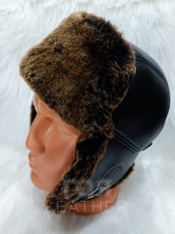 Кожена шапка ушанка. Кожена шапка ушанка от ГОЯ Leather. Изработена от агнешка напа в комбинация с агнешка тула. Моделът е подходящ и за мъже, и за жени.