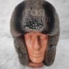Кожена шапка ушанка от ГОЯ Leather. Шапка изработена от 100% естествена кожа. Използваните естествени материали са агнешка напа и рекс-чинчила. Лек, топъл и комфортен модел. Шапката е унисекс.