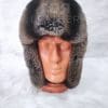 Кожена шапка ушанка от ГОЯ Leather. Шапка изработена от 100% естествена кожа. Използваните естествени материали са агнешка напа и рекс-чинчила. Лек, топъл и комфортен модел. Шапката е унисекс.