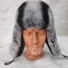 Кожена шапка ушанка от ГОЯ Leather. Шапка изработена от 100% естествена кожа. Използваните естествени материали са агнешка напа и рекс-чинчила. Лек, топъл и комфортен модел. Шапката е унисекс.