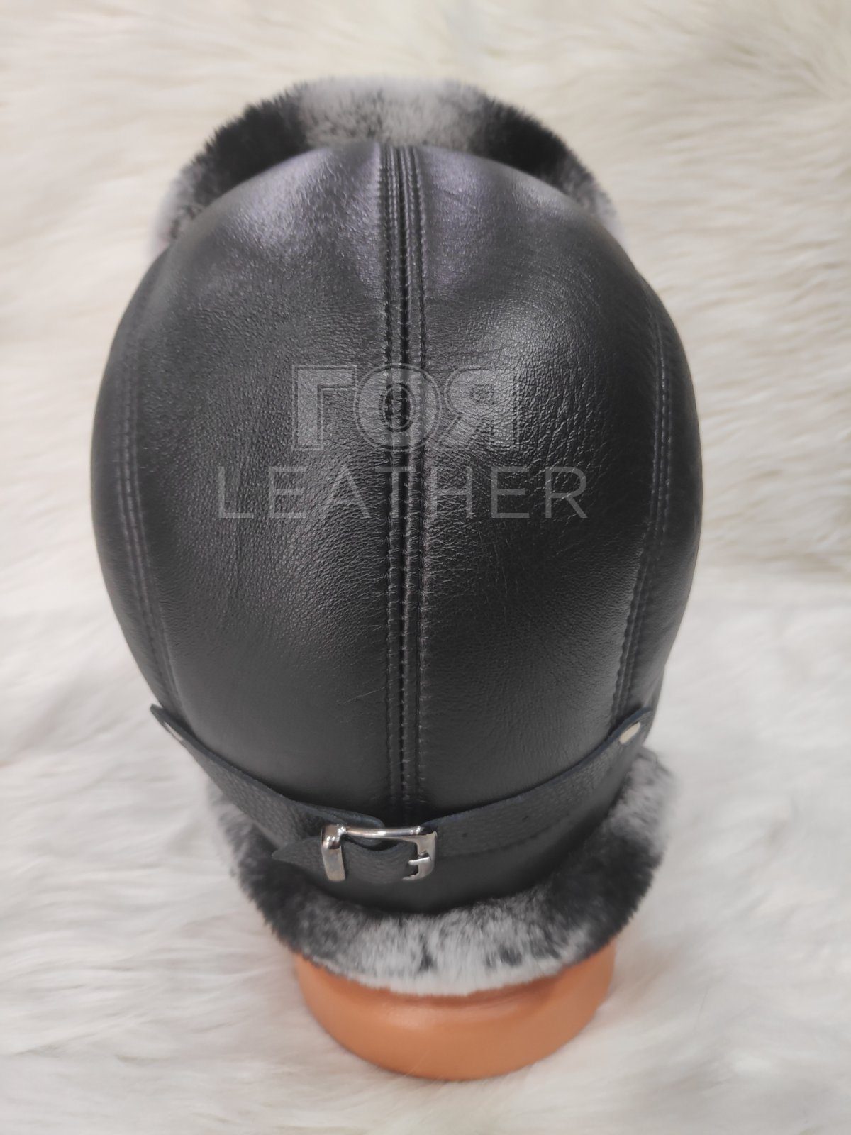 Кожена шапка ушанка от ГОЯ Leather. Шапка изработена от 100% естествена кожа. Използваните естествени материали са агнешка напа и рекс-чинчила. Лек, топъл и комфортен модел. Шапката е унисекс.