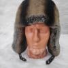 Кожена шапка ушанка от ГОЯ Leather. Шапка изработена от 100% естествена кожа. Използваните естествени материали са агнешка напа и рекс-чинчила. Лек, топъл и комфортен модел. Шапката е унисекс.