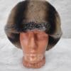 Кожена шапка ушанка от ГОЯ Leather. Шапка изработена от 100% естествена кожа. Използваните естествени материали са агнешка напа и рекс-чинчила. Лек, топъл и комфортен модел. Шапката е унисекс.