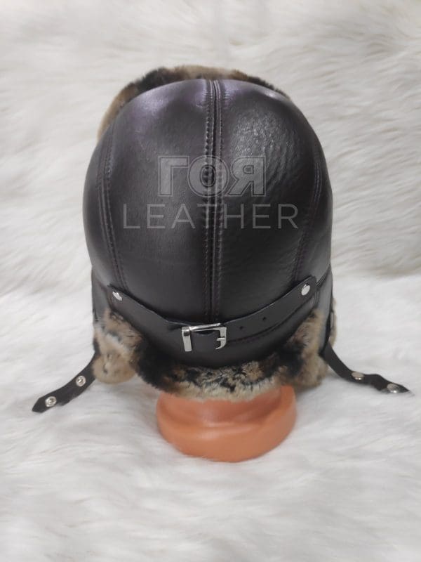 Кожена шапка ушанка от ГОЯ Leather. Шапка изработена от 100% естествена кожа. Използваните естествени материали са агнешка напа и рекс-чинчила. Лек, топъл и комфортен модел. Шапката е унисекс.