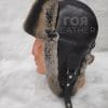 Кожена шапка ушанка от ГОЯ Leather. Шапка изработена от 100% естествена кожа. Използваните естествени материали са агнешка напа и рекс-чинчила. Лек, топъл и комфортен модел. Шапката е унисекс.