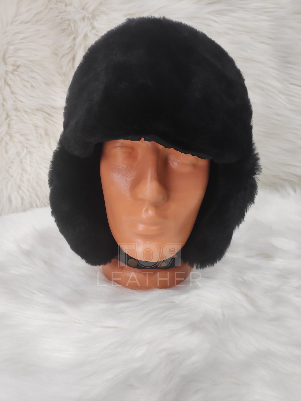 Кожена шапка ушанка от ГОЯ Leather. Моделът е изработен от агнешка лицева кожа и агнешка тула. 100% естествена кожа. Зимна шапка с ватиран хастар.