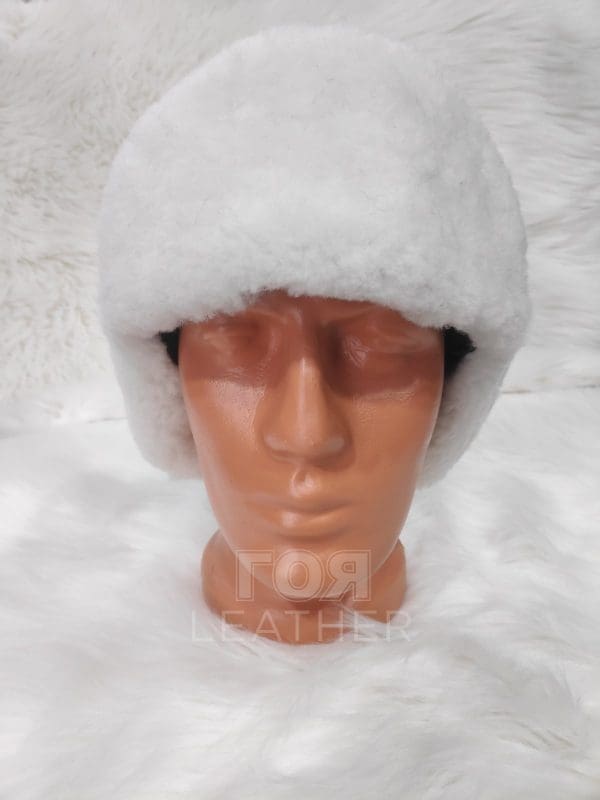Кожена шапка ушанка от ГОЯ Leather. Моделът е изработен от агнешка лицева кожа и агнешка тула. 100% естествена кожа. Зимна шапка с ватиран хастар.