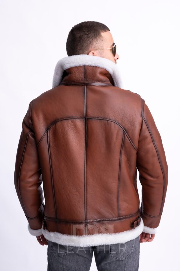 Мъжки авиаторски кожух от ГОЯ Leather. Мъжки модел, в класическа кройка и цвят за авиаторски кожух. Камел цвят на лицевата страна, бял косъм отвътре и типичните аксесоари за модела. Това е кожух, неподвластен на времето, предпочитан от мъжете заради лесното съчетаване с облеклото в ежедневието. Лек, топъл и комфортен, този модел е чудесен избор за студени зимни дни!