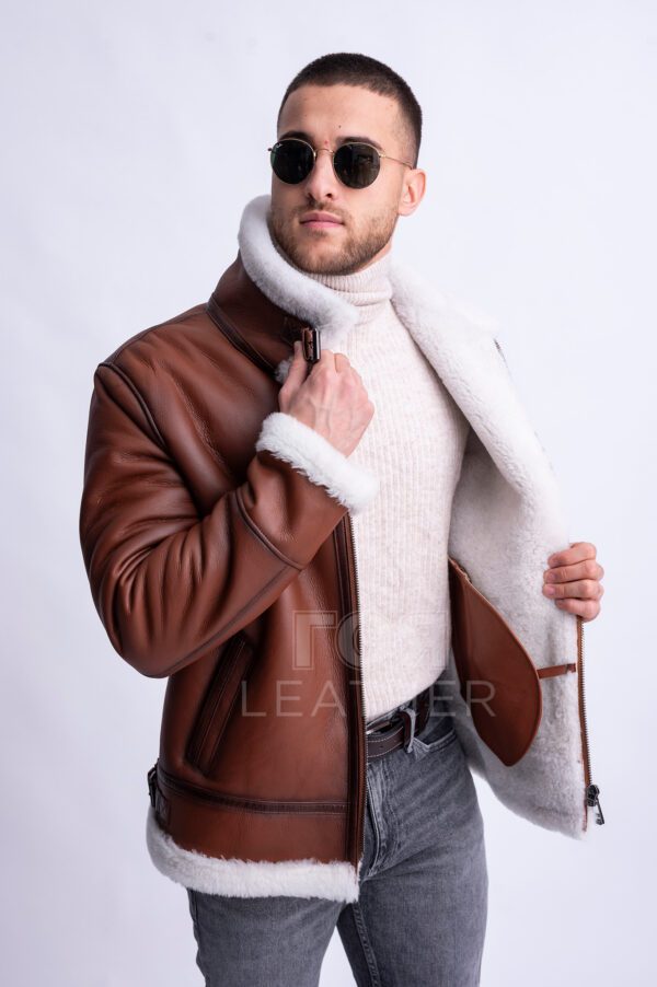 Мъжки авиаторски кожух от ГОЯ Leather. Мъжки модел, в класическа кройка и цвят за авиаторски кожух. Камел цвят на лицевата страна, бял косъм отвътре и типичните аксесоари за модела. Това е кожух, неподвластен на времето, предпочитан от мъжете заради лесното съчетаване с облеклото в ежедневието. Лек, топъл и комфортен, този модел е чудесен избор за студени зимни дни!