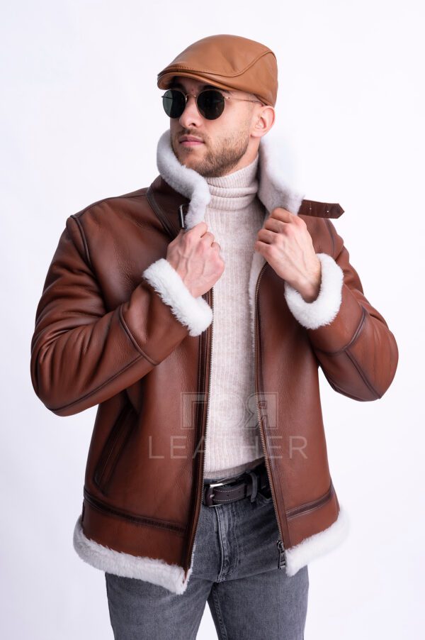 Мъжки авиаторски кожух от ГОЯ Leather. Мъжки модел, в класическа кройка и цвят за авиаторски кожух. Камел цвят на лицевата страна, бял косъм отвътре и типичните аксесоари за модела. Това е кожух, неподвластен на времето, предпочитан от мъжете заради лесното съчетаване с облеклото в ежедневието. Лек, топъл и комфортен, този модел е чудесен избор за студени зимни дни!