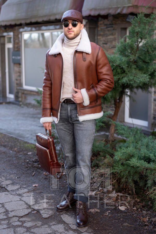 Мъжки авиаторски кожух от ГОЯ Leather. Мъжки модел, в класическа кройка и цвят за авиаторски кожух. Камел цвят на лицевата страна, бял косъм отвътре и типичните аксесоари за модела. Това е кожух, неподвластен на времето, предпочитан от мъжете заради лесното съчетаване с облеклото в ежедневието. Лек, топъл и комфортен, този модел е чудесен избор за студени зимни дни!
