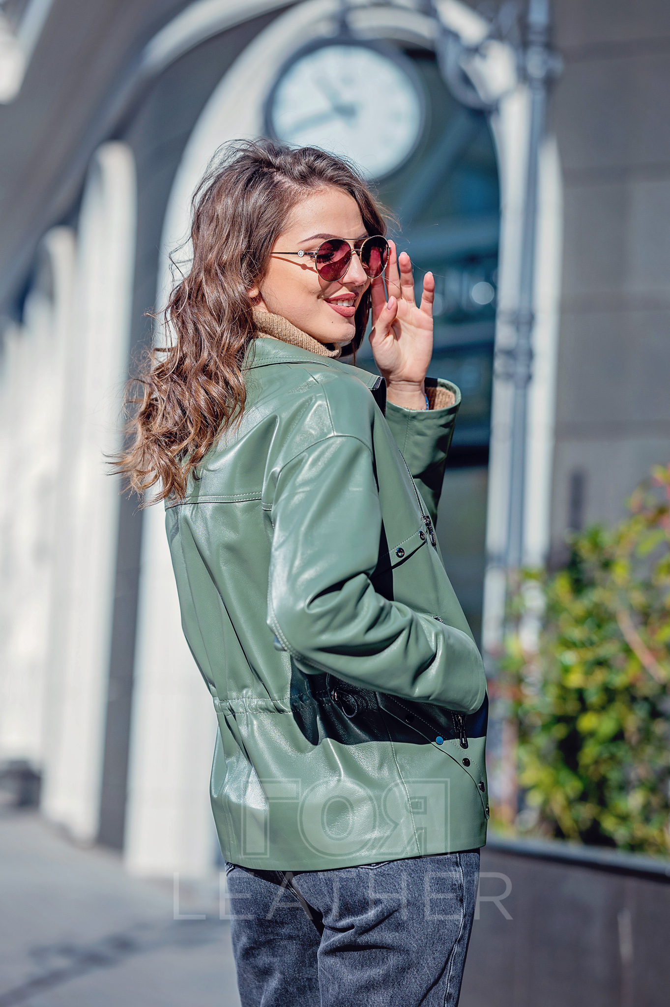 Дамско кожено яке Анита от Гоя Leather. Нов модел колекция 2022 г. Изработен от 100% естествена кожа- агнешка напа. Удобна кройка в стил овърсайз, подходящо за сезон пролет-есен.