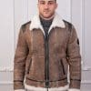 Мъжки авиаторски кожух от ГОЯ Leather. Мъжки модел, в класическа кройка и цвят за авиаторски кожух. Бежаво-кафяв антик цвят на лицевата страна, бял косъм отвътре. Това е кожух, неподвластен на времето, предпочитан от мъжете заради лесното съчетаване с облеклото в ежедневието. Лек, топъл и комфортен, този модел е чудесен избор за студени зимни дни!