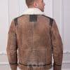 Мъжки авиаторски кожух от ГОЯ Leather. Мъжки модел, в класическа кройка и цвят за авиаторски кожух. Бежаво-кафяв антик цвят на лицевата страна, бял косъм отвътре. Това е кожух, неподвластен на времето, предпочитан от мъжете заради лесното съчетаване с облеклото в ежедневието. Лек, топъл и комфортен, този модел е чудесен избор за студени зимни дни!