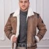 Мъжки авиаторски кожух от ГОЯ Leather. Мъжки модел, в класическа кройка и цвят за авиаторски кожух. Бежаво-кафяв антик цвят на лицевата страна, бял косъм отвътре. Това е кожух, неподвластен на времето, предпочитан от мъжете заради лесното съчетаване с облеклото в ежедневието. Лек, топъл и комфортен, този модел е чудесен избор за студени зимни дни!