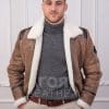 Мъжки авиаторски кожух от ГОЯ Leather. Мъжки модел, в класическа кройка и цвят за авиаторски кожух. Бежаво-кафяв антик цвят на лицевата страна, бял косъм отвътре. Това е кожух, неподвластен на времето, предпочитан от мъжете заради лесното съчетаване с облеклото в ежедневието. Лек, топъл и комфортен, този модел е чудесен избор за студени зимни дни!
