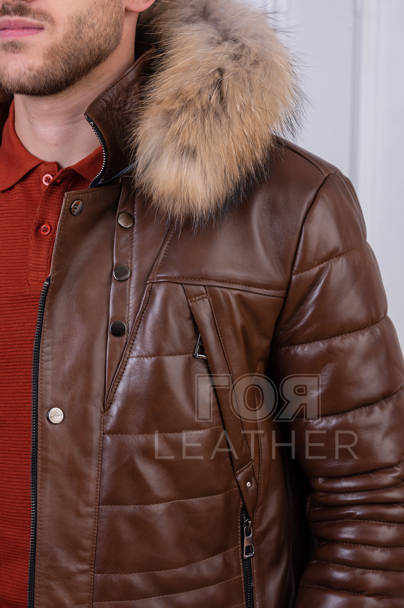 Мъжко кожено яке с качулка от ГОЯ Leather. Нов модел зимно кожено яке с подвижна качулка и гарнитура натурален енот. Моделът е тип парка, ватирана с термовата. Оригинален камел цвят. Лека и топла дреха за зимния сезон. 100% естествена кожа.