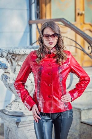 Дамско червено кожено сако от ГОЯ Leather. Оригинален и екстравагантен модел изработен от висококачествена естествена кожа. Основната кожа е агнешка напас гарнитура от натурален питон.