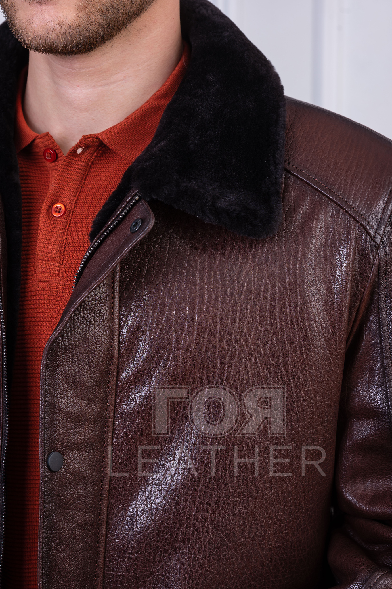 Мъжки стилен кожух от ГОЯ Leather. Нов модел кожух изработен от релефна агнешка лицева кожа и тула. Комбинирано закопчаване цип и каси. Моделът е с дължина покриваща класическо сако. 100% естествена кожа.
