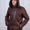 Мъжки стилен кожух с качулка от ГОЯ Leather. Нов модел кожух изработен от релефна агнешка лицева кожа и тула. Закопчаване с метален цип. Подвижна качулка подплатена с агнешка тула. Ръкавите са подплатени с термовата в горната част и агнешка тула около китката.Моделът е с дължина покриваща класическо сако. 100% естествена кожа.