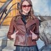 Дамско късо кожено яке от ГОЯ Leather. Моделът е с практично закопчаване. Има два ципа за регулиране на размера.