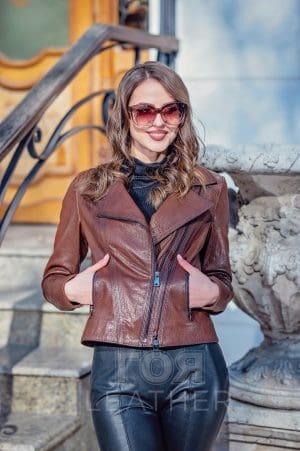 Дамско късо кожено яке от ГОЯ Leather. Моделът е с практично закопчаване. Има два ципа за регулиране на размера.