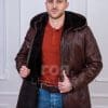 Мъжки стилен кожух с качулка от ГОЯ Leather. Нов модел кожух изработен от релефна агнешка лицева кожа и тула. Закопчаване с метален цип. Подвижна качулка подплатена с агнешка тула. Ръкавите са подплатени с термовата в горната част и агнешка тула около китката.Моделът е с дължина покриваща класическо сако. 100% естествена кожа.