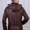 Мъжки стилен кожух с качулка от ГОЯ Leather. Нов модел кожух изработен от релефна агнешка лицева кожа и тула. Закопчаване с метален цип. Подвижна качулка подплатена с агнешка тула. Ръкавите са подплатени с термовата в горната част и агнешка тула около китката.Моделът е с дължина покриваща класическо сако. 100% естествена кожа.