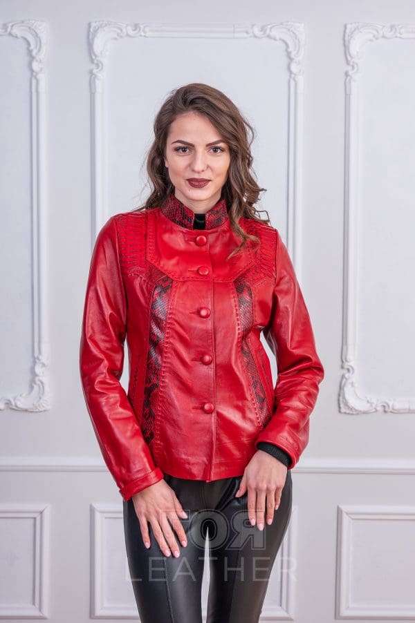 Дамско червено кожено сако от ГОЯ Leather. Оригинален и екстравагантен модел изработен от висококачествена естествена кожа. Основната кожа е агнешка напас гарнитура от натурален питон.