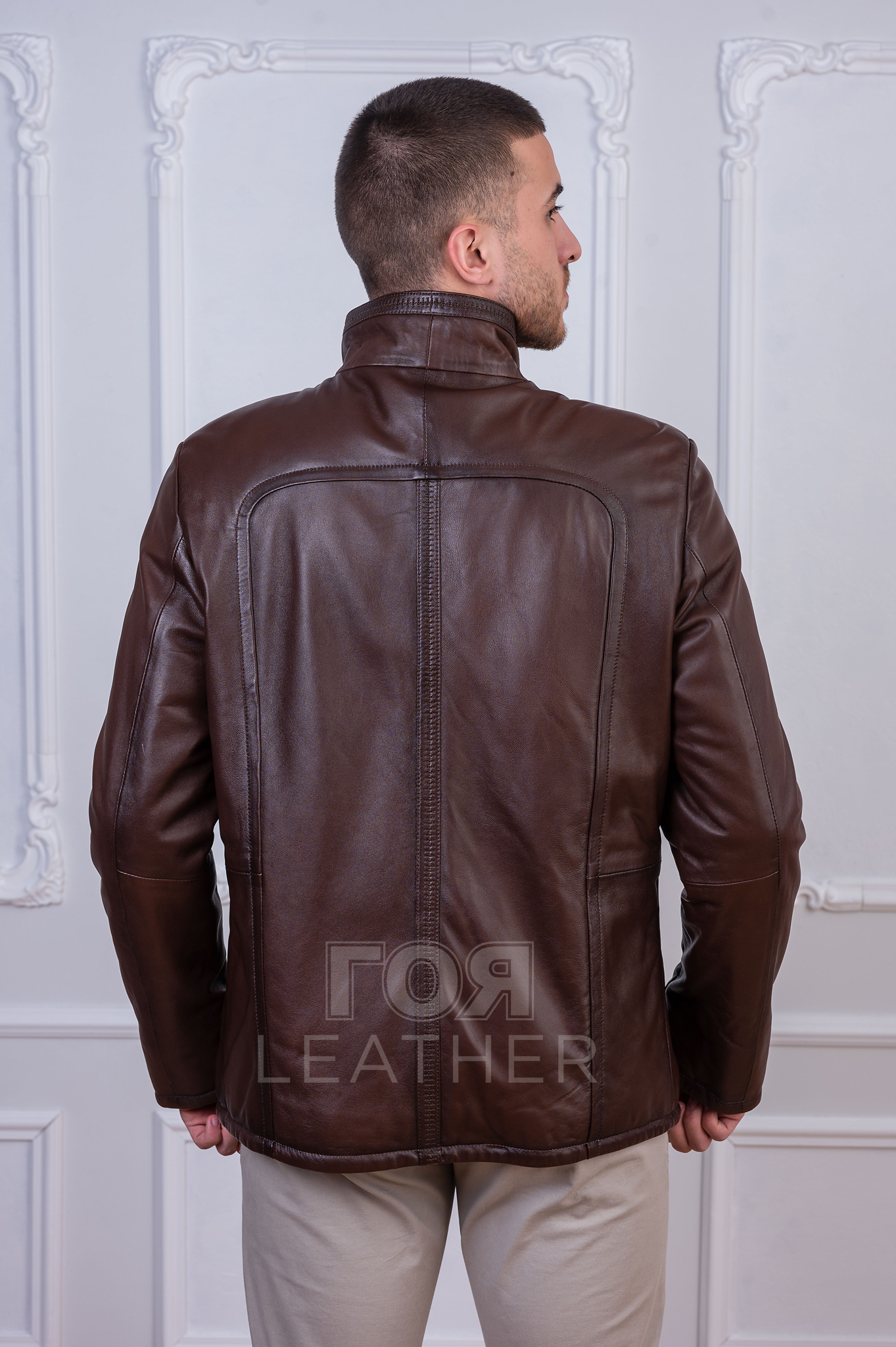 Мъжко право кожено яке от ГОЯ Leather. Модел с изчистена права кройка, изработен от качествена агнешка напа. Между кожата и хастара има лека вата, което го прави подходящ за сезон пролет-есен.