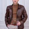Мъжко право кожено яке от ГОЯ Leather. Модел с изчистена права кройка, изработен от качествена агнешка напа. Между кожата и хастара има лека вата, което го прави подходящ за сезон пролет-есен.