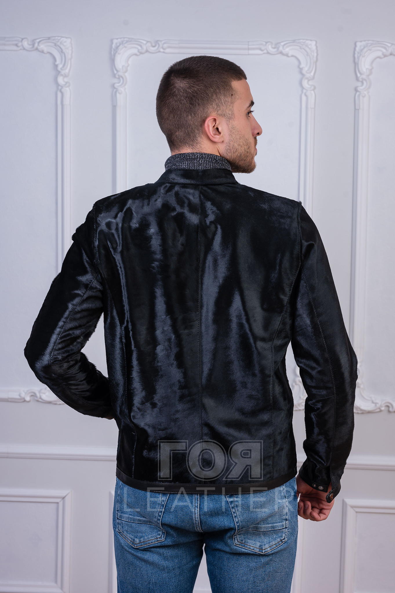 Луксозно мъжко кожено яке от пони. Нов ексклузивен модел от ГОЯ Leather. Якето е изработено 100% естествена кожа от пони в съчетание с елементи от агнешка напа. Закопчаване с метален цип. Моделът разполага с два външни и два вътрешни джоба.