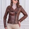 Дамско късо кожено яке от ГОЯ Leather. Моделът е с практично закопчаване. Има два ципа за регулиране на размера.