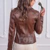 Дамско късо кожено яке от ГОЯ Leather. Моделът е с практично закопчаване. Има два ципа за регулиране на размера.