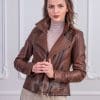 Дамско късо кожено яке от ГОЯ Leather. Моделът е с практично закопчаване. Има два ципа за регулиране на размера.