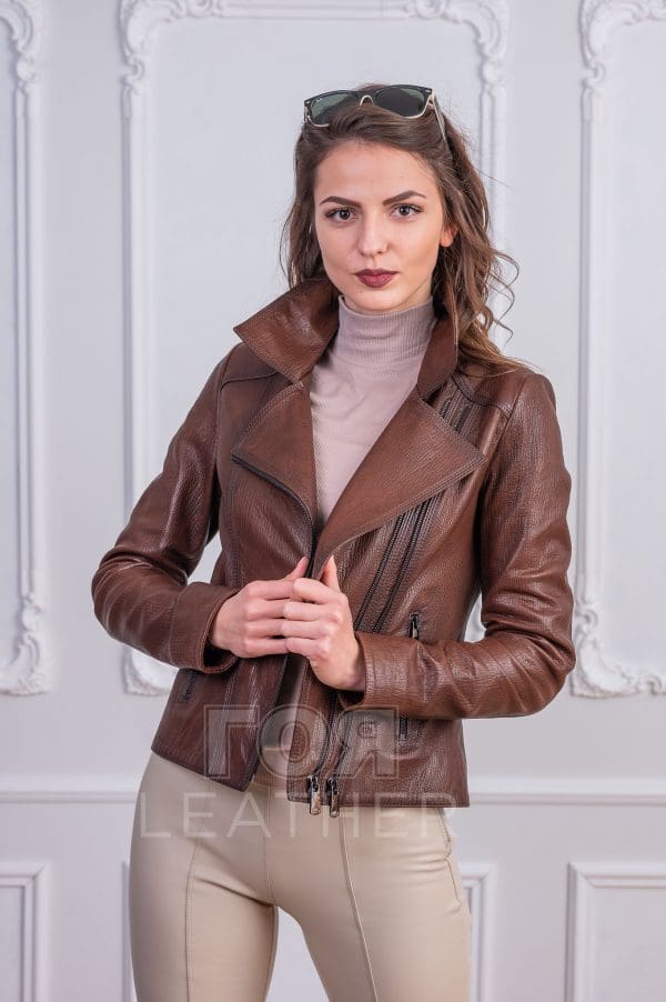 Дамско късо кожено яке от ГОЯ Leather. Моделът е с практично закопчаване. Има два ципа за регулиране на размера.