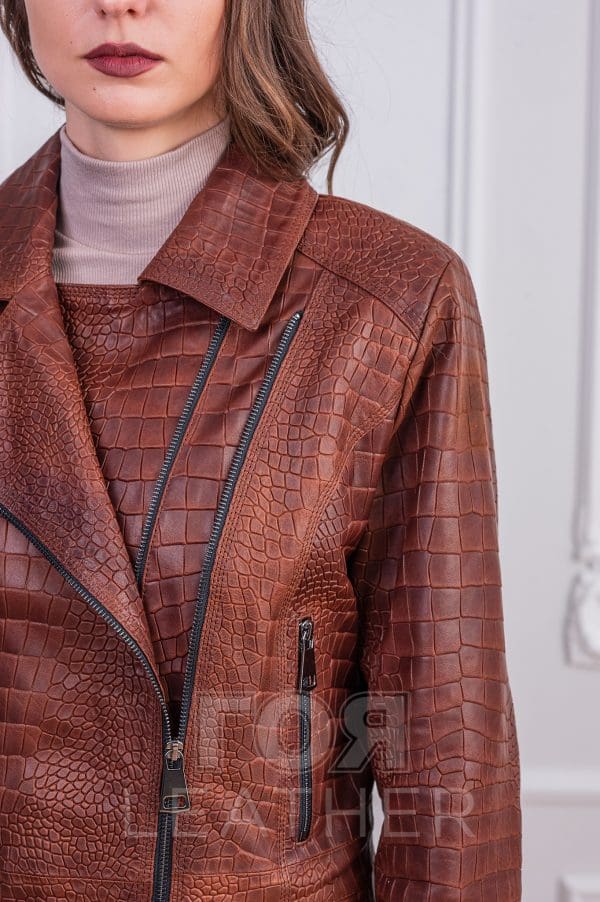 Дамско кожено яке от ГОЯ Leather. Спортен модел дамско яке изработен от качествена агнешка кожа с кроко щампа. 100% естествена кожа. Кройка подходяща за слаба и за пълна фигура. Сезон пролет-есен.