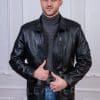 Мъжко право кожено яке от ГОЯ Leather. Модел с изчистена права кройка, подходяща както за слаба, така и за пълна фигура. Изработен от качествена агнешка напа в размери от S до 6XL.  Закопчаване с метален цип, двустранно отваряем.. Моделът има три външни идва вътрешни джоба. Между кожата и хастара има лека вата, което го прави подходящ за сезон пролет-есен.