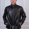Мъжко вталено кожено яке от ГОЯ Leather. Елегантен модел изработен от качествена агнешка кожа. Вталена кройка. Между кожата и хастара има лека вата, което позволява носене и в по-хладни дни. Закопчаване с цип. Якето разполага с четири външни и един вътрешен джоб. Подходящо за сезон пролет-есен.