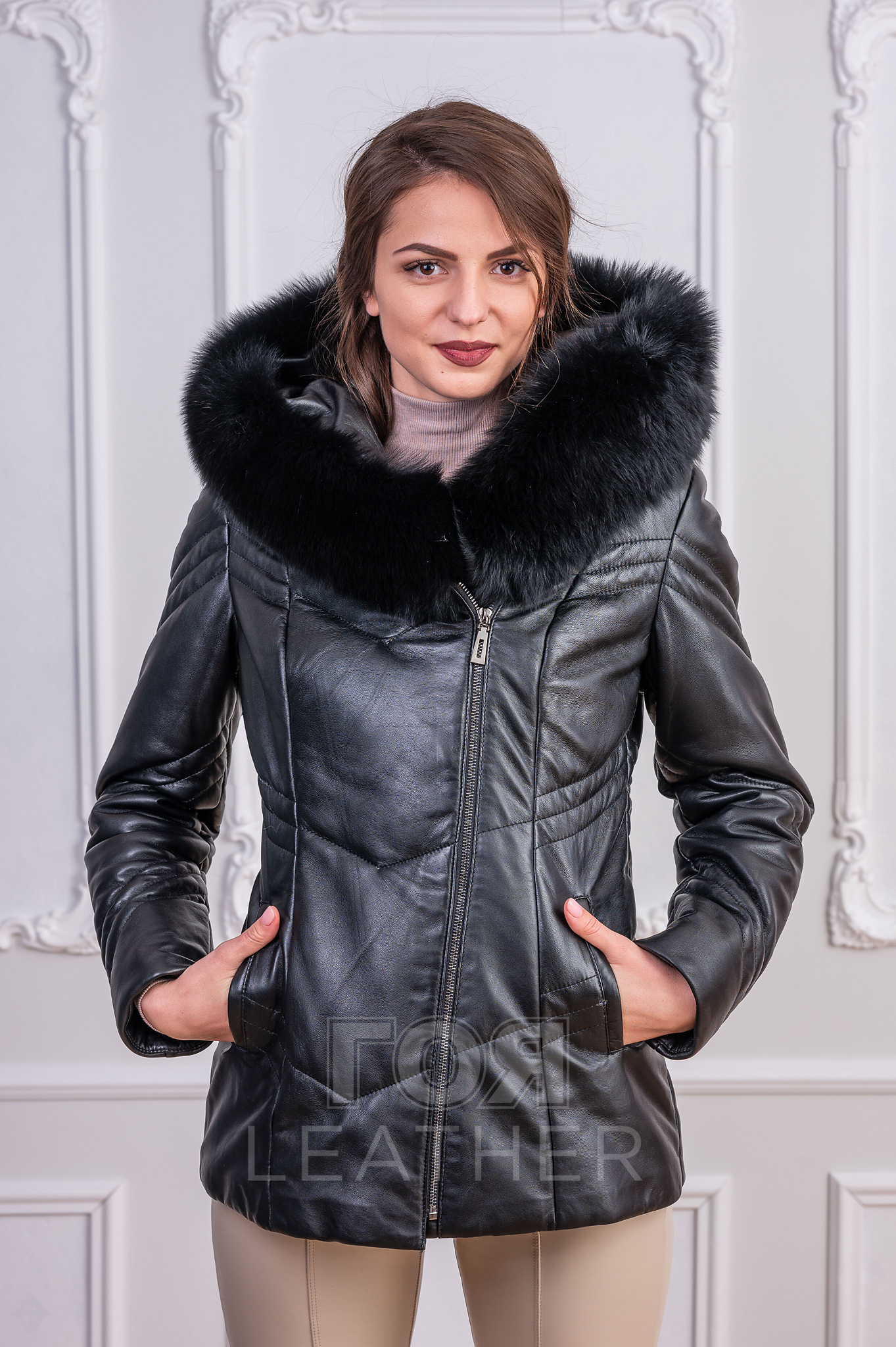 Дамска кожена Парка от ГОЯ Leather. Втален модел с качулка и гарнитура от лисица. Якето е изработено от 100% естествена кожа.